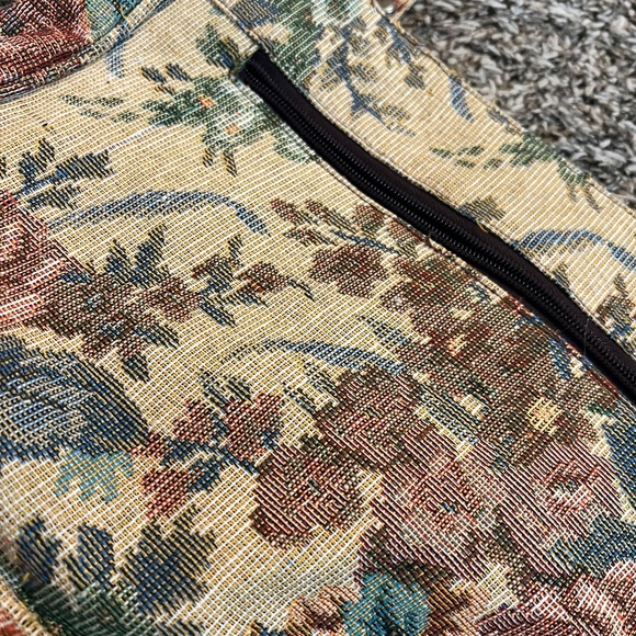 Vintage neutral floral tapestry canvas medium size shoulder bag with zippers - Picture 2 of 5